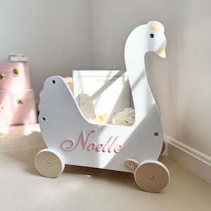 Gepersonaliseerde poppenwagen voor peutermeisje Eerste verjaardagscadeau voor dochter Zwaan Kwekerij speelgoedopslag Kraamcadeau voor meisje speelkamer