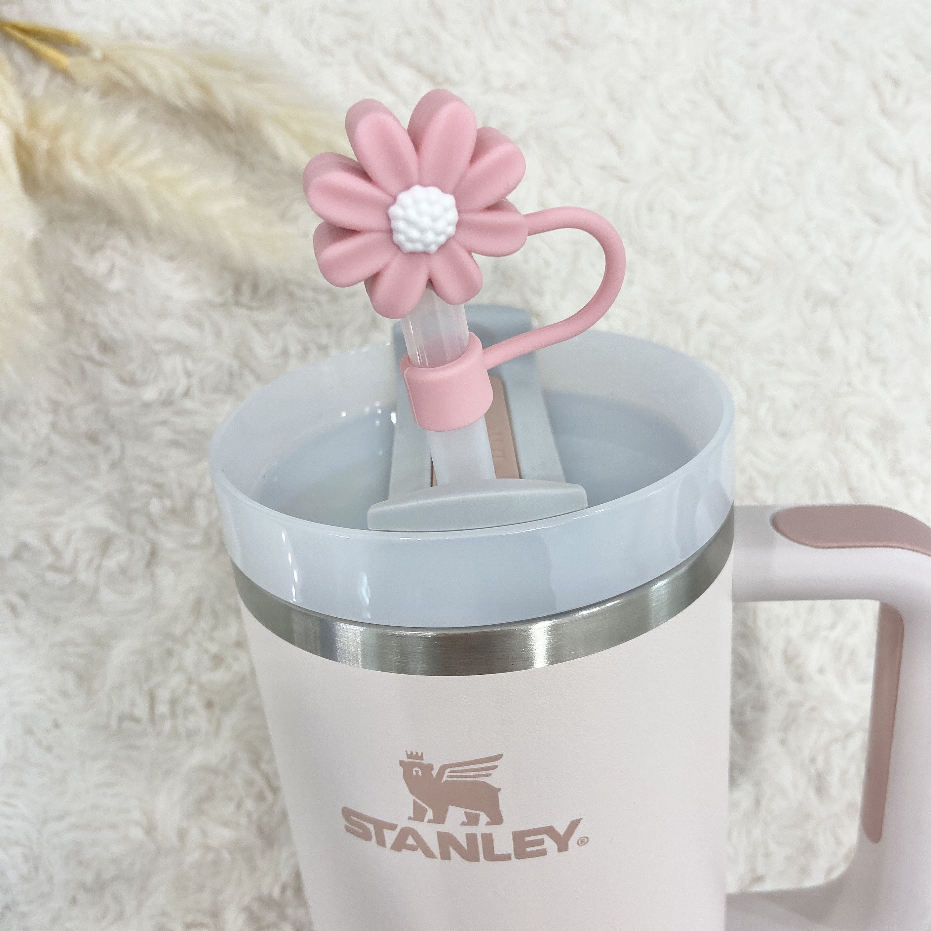 The cutest @Stanley 1913 holiday straw cover🌲 you can shop this
