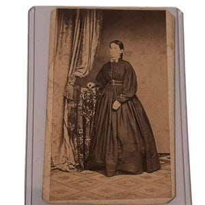 Viktorianische 1890-1900er Jahre Antike Fotografie Porträt der jungen Frau Kabinett Karte