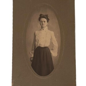 Tarjeta de gabinete antigua, década de 1800, retrato de una joven con blusa, fotografía vintage