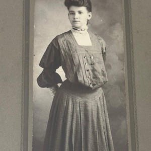 Foto de gabinete antiguo Lg de la década de 1880, victoriano, en estuche rígido, una mujer joven