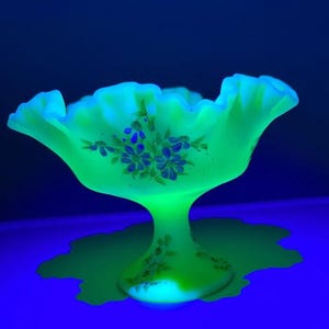 Compota con base Fenton - Vaso de crema de color amarillo uranio, pintado a mano, firmado Glows