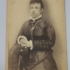 Foto antigua de gabinete victoriano de la década de 1880 en estuche rígido, retrato de mujer joven