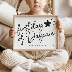 Peut inclure: Un enfant tient une pancarte sur laquelle est écrit "premier jour de la garderie" avec une étoile et la date du 5 septembre 2025.