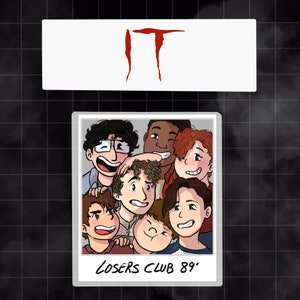 Puede incluir: Una foto de estilo vintage de un grupo de siete personajes de dibujos animados, todos sonriendo. La foto está en un marco blanco con el texto "Losers Club 89'" en la parte inferior. El texto "IT" está escrito en rojo encima de la foto.