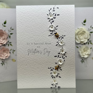 Biglietto per la festa della mamma, fatto a mano e decorato con margherite di carta, gemme e api, stampato su cartoncino spesso martellato da 300 g/m², biglietto ricordo per la festa della mamma