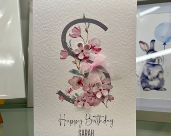 Spersonalizowana kartka urodzinowa, kartka dla córki, urodziny przyjaciela, karta z imieniem, karta inicjalna, ręcznie robiona kartka, pamiątkowa kartka urodzinowa, kwiat wiśni