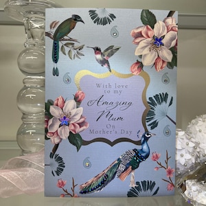 Increíble tarjeta del Día de la Madre de la Madre, diseño de aves tropicales con colibrí, pavo real y loro, gemas 3D, colibrí, loros. Tarjeta de lujo