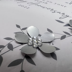 Zehnte Jubiläumskarte, 10. Hochzeitstag, 10. Hochzeitstagskarte, traditionelles Blechjubiläum, handgemachte Blechblumen und Edelsteine
