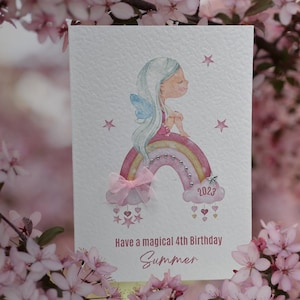 Biglietto fata personalizzato per il 4° compleanno, biglietto compleanno fata 4 oggi, figlia, nipote, nipote, biglietto fata, biglietto fata arcobaleno, gemme e fiocco