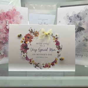 Biglietto per la festa della mamma a forma di ape, biglietto fatto a mano per la festa della mamma, ghirlanda di fiori, ape e fiocco in legno 3D, biglietto di lusso per la festa della mamma, adorabile biglietto per la festa della mamma