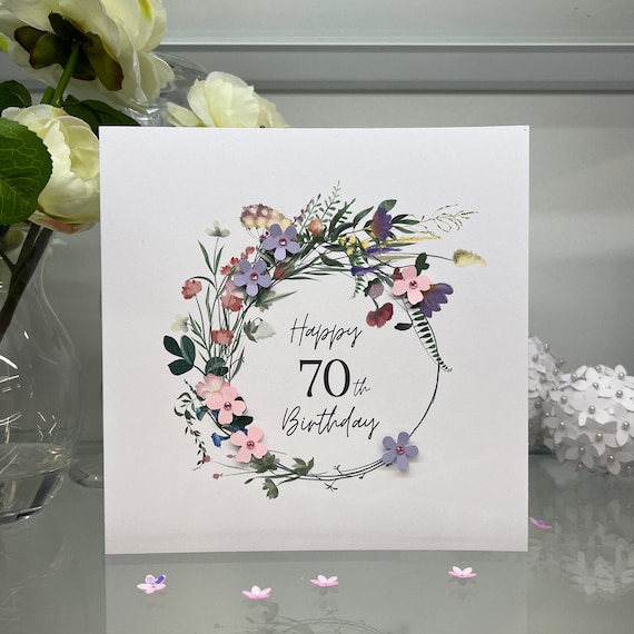 Biglietto di auguri per il 70° compleanno per lei, età 70 anni, finiture speciali e decorazioni, design floreale con champagne femminile, prodotto nel Regno Unito, ecologico
