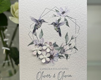Carte de mariage personnalisée en boîte avec pochette cadeau, décorée de deux colibris ornés de bijoux et de fleurs en papier 3D, imprimées sur une carte de 300 g/m².