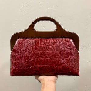 Bolso de mano con marco de madera de piel de vaca en relieve Brgundy, bolso de mano con asa superior de piel de vaca hecho a mano, bolso de hombro con marco de madera, bandolera de cuero, regalo para ella
