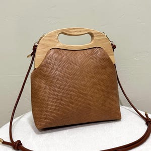 Bolso grande de piel de vaca con textura y relieve marrón, bolso de hombro con marco de madera y relieve, bolso cruzado con marco de madera.