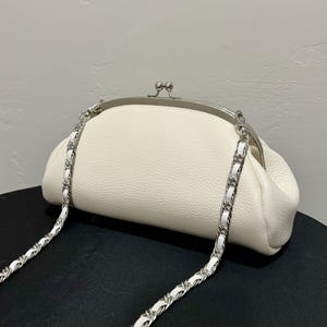 Bolso de mano de piel de guijarro auténtica color crema, cartera de mano con cierre de beso estilo vintage, bolso de mano de piel, bandolera de piel de vaca, cartera de piel con marco de metal