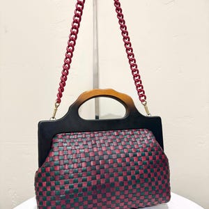 Bolso de mano con marco de madera y cuero vacuno tejido con bloques de color, bolso de mano con asa superior de cuero tejido envejecido hecho a mano, bolso cruzado de cuero tejido