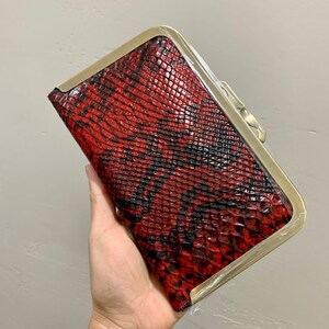 Cartera de mano con cierre de beso y estampado de serpiente de cuero genuino, porta pasaporte hecho a mano, soporte para teléfono, bandolera de cuero