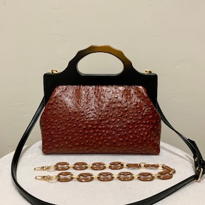 Bolso de mano de piel de vaca con textura de avestruz marrón, bolso tipo cartera con marco de madera, bolso tipo cartera con asa superior de cuero repujado, bandolera de piel de vaca, regalo para ella
