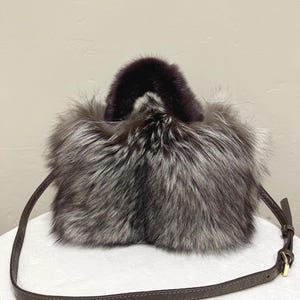 Bolso de mano de piel de zorro plateada auténtica con degradado gris, piel de zorro auténtica teñida a mano con asa de piel de visón, bandolera de piel de zorro auténtica, regalo para ella