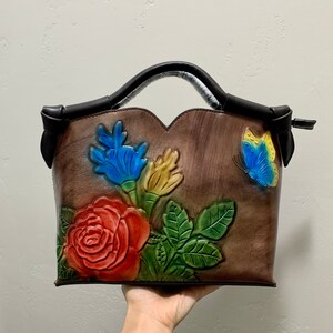 Cartera/bandolera con relieve floral y mariposa en relieve de cuero envejecido genuino pintado a mano