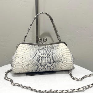 Bolso baguette con cierre de beso y textura de piel de vaca en relieve, incluye 3 estilos de correa. Bolso baguette con cierre de beso y piel auténtica en relieve de serpiente.