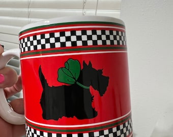 "Scottish Terrier ""Kaffeebecher""." Rot, schwarz und weiß kariert. Scottie Weihnachtsgeschenk