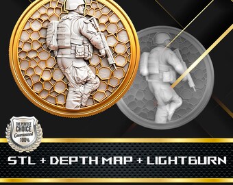 Può includere: Un modello 3D stampato di un soldato che tiene un fucile, con uno sfondo a nido d'ape. Il modello è in una cornice dorata. L'immagine mostra anche una versione in scala di grigi del modello. Il testo "STL + DEPTH MAP + LIGHTBURN" è visualizzato sotto l'immagine.