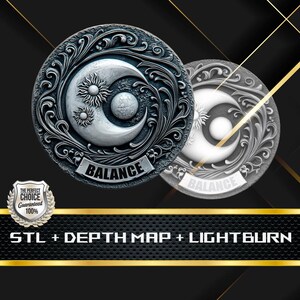 Pode incluir: Um ornamento de metal prateado e preto com um design de lua crescente e a palavra "BALANCE" inscrita. O ornamento é rodeado por detalhes florais intrincados.
