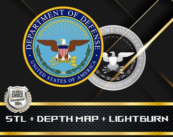 Può includere: Due sigilli del Dipartimento della Difesa, uno in blu e oro con un'aquila calva e l'altro in argento con un'aquila calva. Il testo "DEPARTMENT OF DEFENSE" è scritto attorno all'esterno di ogni sigillo. Il testo "UNITED STATES OF AMERICA" è scritto sotto i sigilli. Il testo "STL + DEPTH MAP + LIGHTBURN" è scritto sotto i sigilli.
