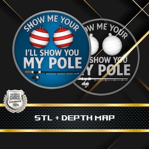 Puede incluir: Gráfico azul y blanco con el texto "Show Me Your, I'll Show You My Pole". El gráfico incluye dos flotadores a rayas rojas y blancas y una caña de pescar. Una insignia plateada dice "The Perfect Choice Guaranteed 100%."