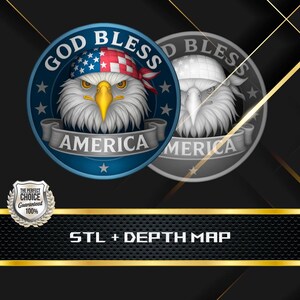 Pode incluir: Dois emblemas circulares com uma águia usando uma bandana com o design da bandeira americana. Os emblemas têm o texto "GOD BLESS AMERICA" e "STL + DEPTH MAP". Um emblema é colorido, o outro em tons de cinza.