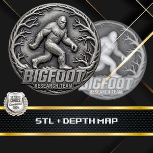 Op de afbeelding: Een cirkelvormig zilverkleurig medaillon met een reliëf van een harig wezen dat door een bos loopt. De tekst BIGFOOT RESEARCH TEAM staat onderaan in reliëf. Een tweede, lichtere versie van het medaillon is erachter zichtbaar.