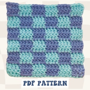 Könnte beinhalten: Ein Häkelmuster mit einem karierten Design in Blau und Hellblau. Das Muster ist mit "PDF PATTERN" beschriftet.