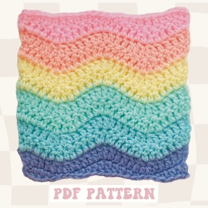 Może przedstawiać: Kolorowy kwadrat na szydełku z chevronowym wzorem w odcieniach różowego, żółtego, zielonego i niebieskiego. Kwadrat wykonany jest ściegiem fakturowanym i ma etykietę "PDF PATTERN" na dole.
