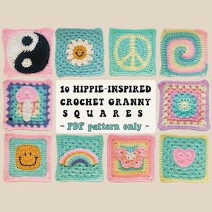 Könnte beinhalten: Zehn Häkel-Oma-Quadrate mit verschiedenen Hippie-inspirierten Designs, darunter ein Peace-Zeichen, ein Regenbogen, ein Pilz, ein Yin-Yang-Symbol, ein Schmetterling, ein Smiley, ein Herz und eine Blume. Die Quadrate sind in Pastellfarben gehalten und in einem Raster angeordnet. Der Text "10 HIPPIE-INSPIRED CROCHET GRANNY SQUARES - PDF pattern only -" ist in der Mitte des Bildes geschrieben.