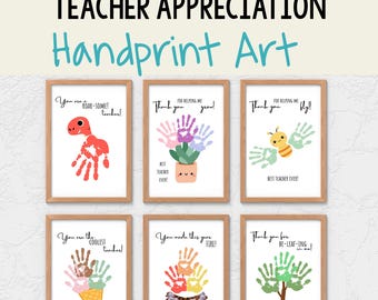 Puede incluir: Arte de huellas de manos de agradecimiento al profesor. Seis impresiones enmarcadas con arte de huellas de manos. El arte incluye un dinosaurio, flores, una abeja, helado, un pastel y un árbol. Cada impresión tiene un mensaje de agradecimiento al profesor.