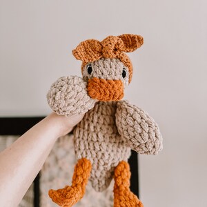 Della Duck Lovey Häkelmuster Duck Lovey Häkelanleitung Amigurumi-Häkelmuster zum niedrigen Nähen Entenmuster Süßes Häkelmuster Bild 8