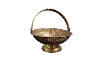 Cesta decorativa vintage de latón macizo hecha en India