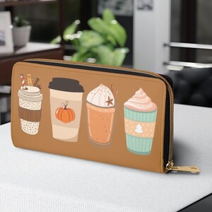 Carteira Coffee Babes Zipper} Carteira Latte Obsession} Carteira Fall Latte} Carteira Coffee Inspo Fall}