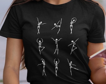 Può includere: Maglietta nera con una grafica bianca di scheletri in varie pose di balletto.