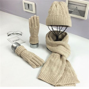 Conjunto de guantes y bufanda con gorro cálido y torcido de color liso a la moda