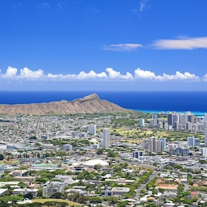 Mit Blick auf Honolulu mit Diamantkopf und Waikiki auf Oahu, Hawaii. Digitaler Download.