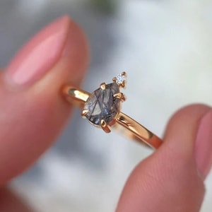 Anel de noivado em quartzo rutilado preto pera: detalhes em diamante, prata esterlina