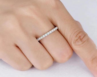 Alianza de boda de ópalo australiano: anillo de eternidad de plata de ley
