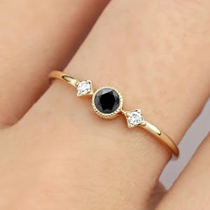 14K gouden zwarte spinelring: handgemaakte sierlijke stapelband