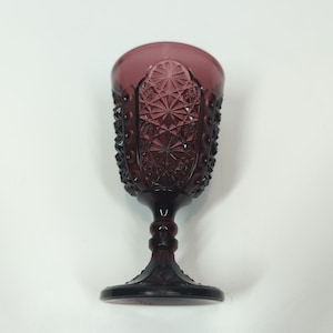Vintage LG Wright Amethyst Pressglas Weinglas mit geradem Rand, verziert mit Gänseblümchen- und Knopfmotiv