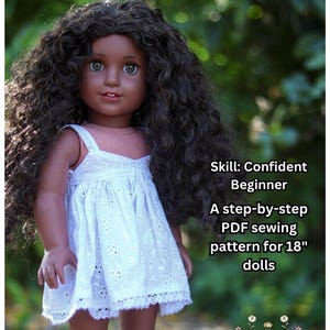 Può includere: Una bambola con lunghi capelli scuri e ricci indossa un vestito estivo bianco con occhielli. Il testo recita: Lenore Sundress, Skill: Confident Beginner, A step-by-step PDF sewing pattern for 18" dolls e Autumnal Stitches con grafica floreale.