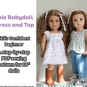 Może przedstawiać: Dwie lalki w ręcznie robionych strojach. Jedna lalka ma na sobie białą sukienkę z czerwonymi kwiatami i brązowymi butami. Druga lalka ma na sobie zielono-białą koszulkę w kratkę, niebieskie dżinsy i białe trampki. Tekst: "Evie Babydoll Dress and Top".