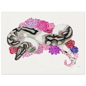 Könnte beinhalten: Aquarellmalerei einer grau-schwarz gemusterten Schlange, die sich zwischen rosa, lila und roten Blumen windet. Der Kopf der Schlange ist sichtbar, vor weißem Hintergrund.